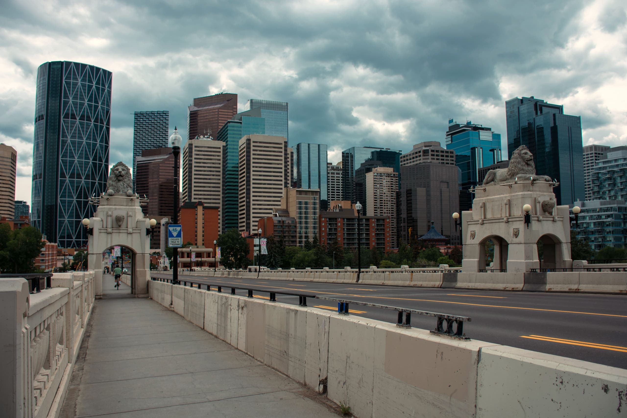 Le Centre Street Bridge de Calgary et ses lions de pierre, avec les tours du centre-ville en arrière-plan.